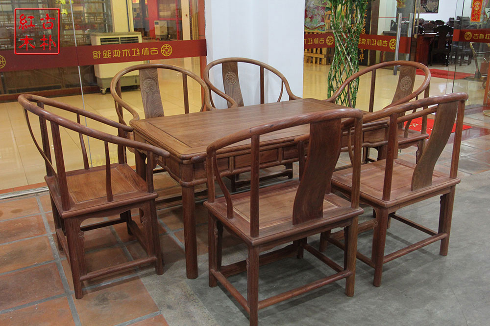 【商品介绍】明式茶桌简洁隽永,线条流畅,自然清新,此仿明六斗茶台,选用老挝花梨,颜色和纹理美观和谐。茶桌四侧各安装一抽屉,不但使用方便,而且增强了茶桌的厚实,搭配圈椅,突显明式家具的风格,具有极高的收藏价值。 本公司专业生产、定制、批发、精品无漆老挝大红酸枝、香花梨家具和红木工艺品,欢迎光临实体店参观与指导